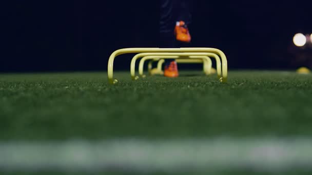 Equipo Entrenamiento Agilidad Fútbol Jugador Fútbol Profesional Con Obstáculos Entrenamiento — Vídeo de stock