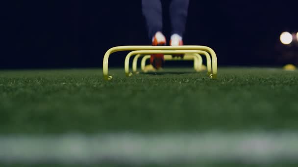 Agility Trainingsgeräte Für Den Fußball Fußballprofi Mit Nächtlichen Trainingshürden Zeitlupe — Stockvideo