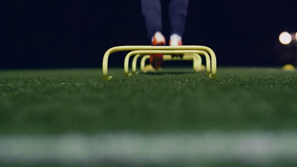 Trainingstoestellen Voor Behendigheid Van Voetbal Professionele Voetballer Met Trainingshorden Nachts — Stockvideo