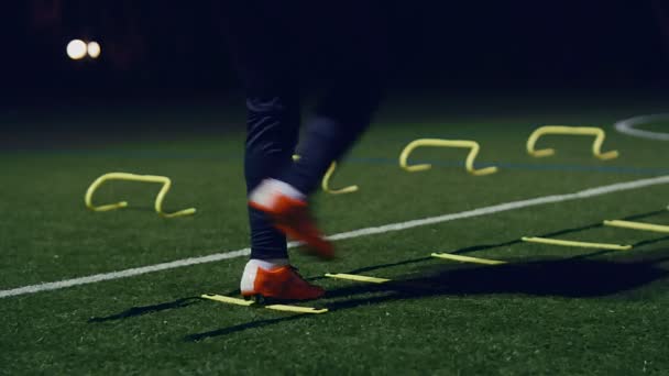 Foci Mozgékonysági Edzés Felszerelés Profi Futballista Mozgékonysági Létrával Akadályokkal Éjszaka — Stock videók