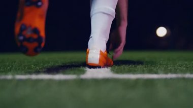 Profesyonel futbolcu yere değiyor ve sahaya giriyor, 4k ağır çekim.