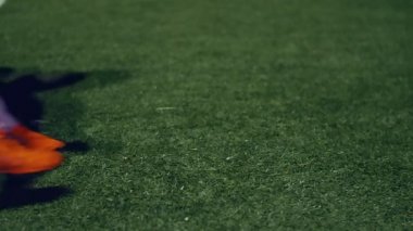 Profesyonel futbolcu gece vakti topla top sürüyor. 4k ağır çekim