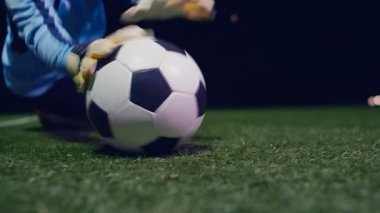 Futbol maçı. Futbol hareketi. Kaleci topa atlıyor ve kurtarıyor, 4k ağır çekim.