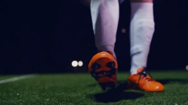 Profesyonel futbolcu topa vuruyor, 4K ağır çekim.