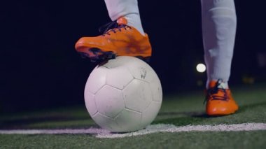 Profesyonel futbolcu topa vuruyor, 4K ağır çekim.