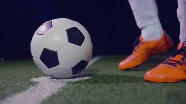 Profesyonel futbolcu orta sahada topa vuruyor, 4K ağır çekimde.