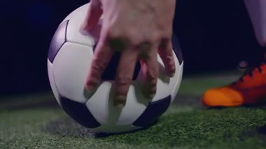 Profesyonel futbolcu vurmadan önce topu ayarlıyor, 4k ağır çekim.