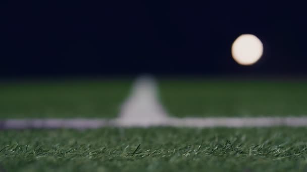 职业足球运动员站在镜头前穿着橙色靴子 慢动作4K — 图库视频影像