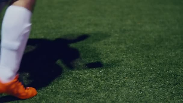 职业足球运动员在夜间带着球流口水 4K慢动作 — 图库视频影像