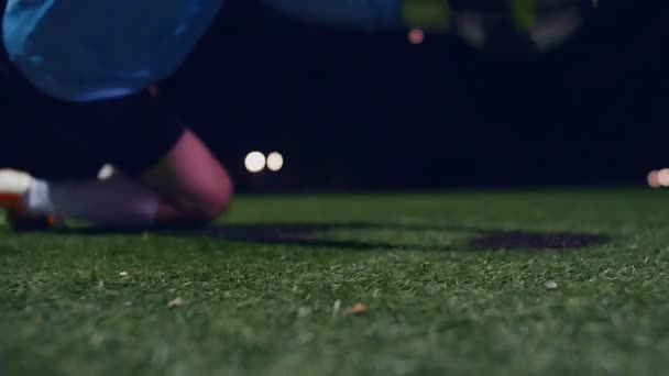 フットボールの試合だ サッカーアクション ゴールキーパーは ボールのためにジャンプし 4Kスローモーション — ストック動画