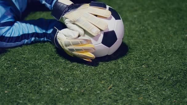 Fußballspiel Fußball Action Torwart Springt Den Ball Und Rettet Zeitlupe — Stockvideo