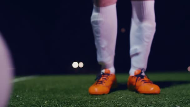 Fußballprofi Stellt Seinen Stiefel Auf Den Ball Zeitlupe — Stockvideo