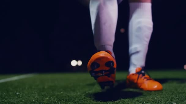 Jogador Futebol Profissional Colocando Sua Bota Bola Câmera Lenta — Vídeo de Stock