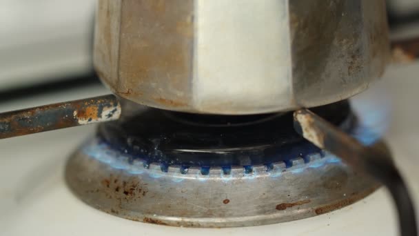 Iluminación Una Estufa Gas Con Moka Olla Para Café Tradicional — Vídeos de Stock