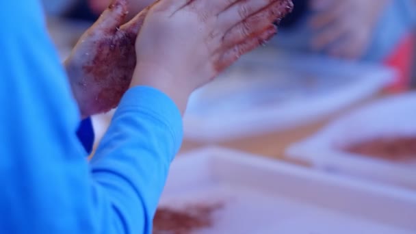 Kid Handen Maken Zoete Rauwe Snoepjes Een Tafel Slow Motion — Stockvideo
