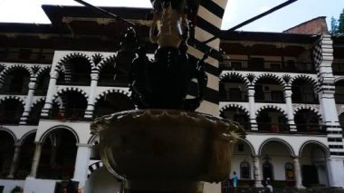 Rila Manastırı 'nın dışı - Bulgaristan' ın en büyük ve en ünlü Doğu Ortodoks manastırı.