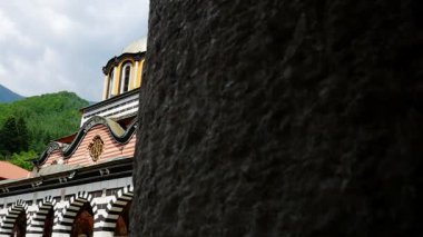 Rila Manastırı 'nın dışı - Bulgaristan' ın en büyük ve en ünlü Doğu Ortodoks manastırı.