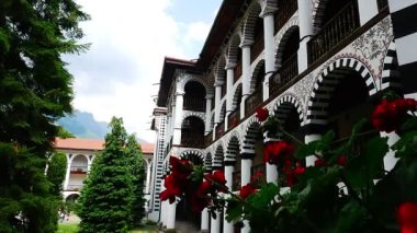 Rila Manastırı 'nın dışı - Bulgaristan' ın en büyük ve en ünlü Doğu Ortodoks manastırı.