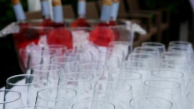 Ziyafet ya da düğün masasında bir sürü bardak var. Beyaz bir masa örtüsünün üzerinde içki şişeleriyle bir sıra şarap kadehini zarif bir şekilde sıraya dizdim.