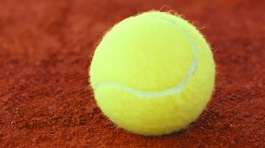 Top toplayan bir çocuğun eli tenis topunu tutuyor. 180fps