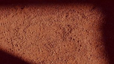 Tenis oyuncusu servis atmadan önce tenis kortunda tenis topunu sektiriyor. 180fps