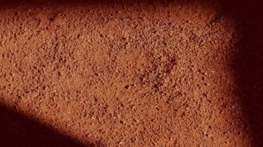 Tenis oyuncusu servis atmadan önce tenis kortunda tenis topunu sektiriyor. 180fps