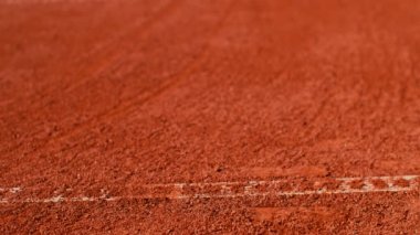Tenis kortunun bakımı, bir makineyle temiz kil saha hatları. 180fps
