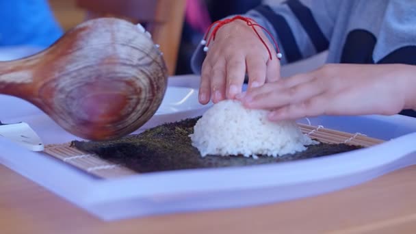 Primer Plano Las Manos Una Joven Haciendo Rollos Sushi Levantando — Vídeo de stock