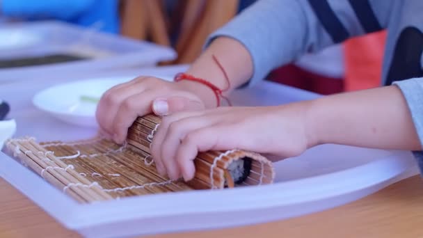 Gros Plan Des Mains Une Jeune Fille Faisant Des Rouleaux — Video