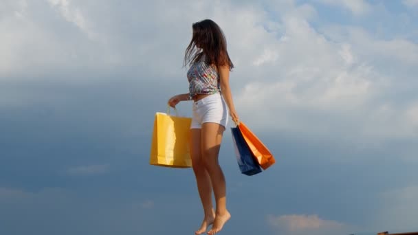 Jovem Mulher Bonita Com Sacos Compras Saltando 180 Fps — Vídeo de Stock