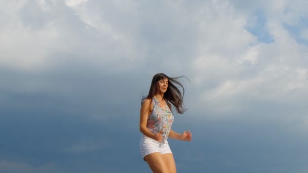 Счастливая Молодая Красивая Женщина Прыгает Синий Фон Неба 180 Кадров — стоковое видео