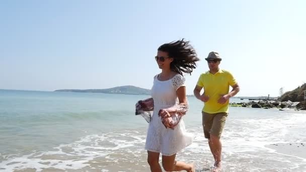 Young Couple Romantic Vacation Running Empty Beach Slow Motion — Stock Video