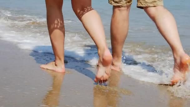 Närbild Ett Ungt Par Ben Romantisk Semester Promenader Tom Strand — Stockvideo