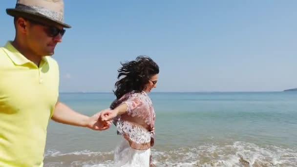 Young Couple Romantic Vacation Running Empty Beach Slow Motion — Stock Video