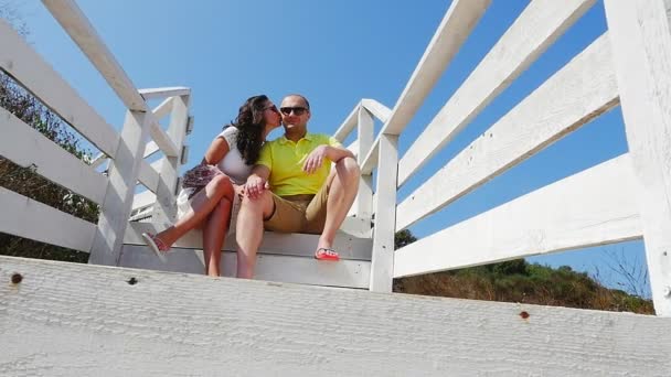 Visão Baixo Ângulo Jovem Casal Sentado Escadas Brancas Câmera Lenta — Vídeo de Stock