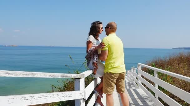 一对年轻夫妇沿着白色的楼梯走到海滨 动作缓慢 — 图库视频影像