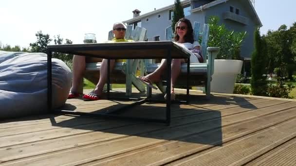 年轻夫妇坐在美丽的阳台上 欣赏着阳光灿烂 动作缓慢的日子 — 图库视频影像