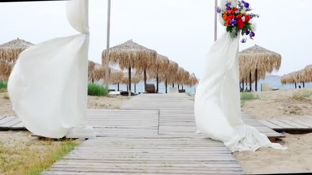 Arco Casamento Decorado Com Flores Pano Macio Casamento Praia — Vídeo de Stock