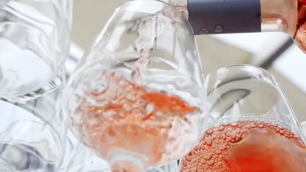 Выливать Холодное Розовое Вино Бокалы Элегантно Выстроились Ряд Бокалов Вина — стоковое видео