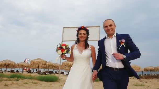 Bajo Ángulo Disparo Pareja Recién Casada Corriendo Playa Cámara Lenta — Vídeo de stock