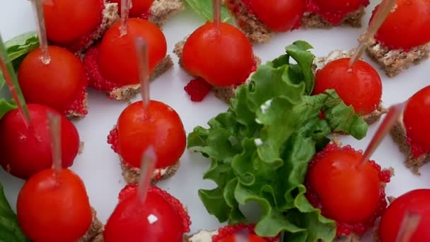 Catering Food Layout Pomodori Ciliegia Snack Formaggio Sono Distesi Sul — Video Stock