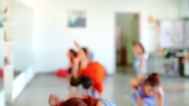 Dance Fitness Grupo Classe Zumba Mulheres Bonitas Dançando Curtindo Exercícios — Vídeo de Stock