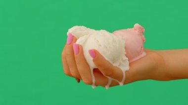 Yeşil arka planda erimiş dondurma tutan bir kadının zaman aşımına uğramış hali, 4K