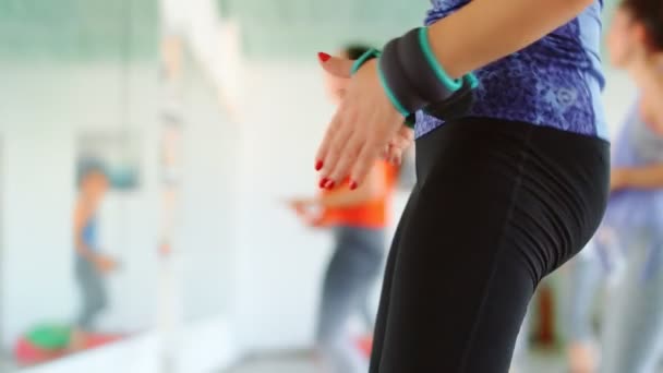 Dance Fitness Grupo Classe Zumba Mulheres Bonitas Dançando Curtindo Exercícios — Vídeo de Stock