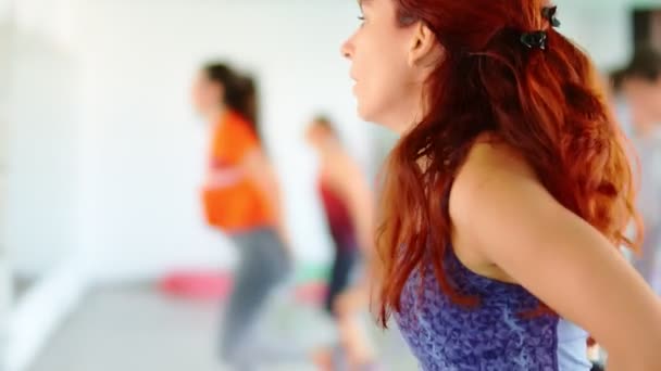 Dance Fitness Zumba Klasse Groep Van Mooie Vrouwen Dansen Genieten — Stockvideo