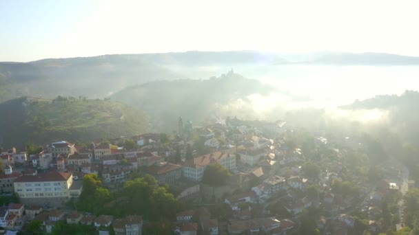 保加利亚的Veliko Tarnovo市 在晨雾中俯瞰老房子和著名的沙夫城堡 — 图库视频影像