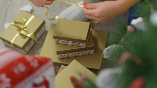 Conceito Presentes Natal Mãos Femininas Enrolam Coração Vermelho Presente Natal — Vídeo de Stock