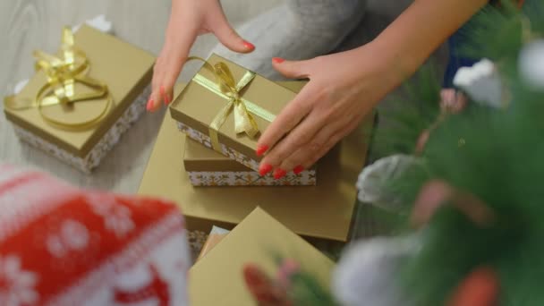 Conceito Presentes Natal Mãos Femininas Embrulhar Presentes Natal Vista Superior — Vídeo de Stock