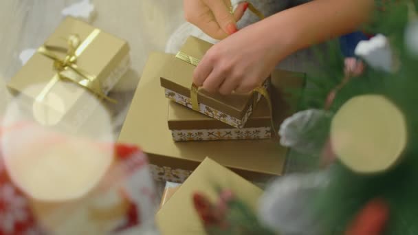 Conceito Presentes Natal Mãos Femininas Embrulhar Presentes Natal Vista Superior — Vídeo de Stock