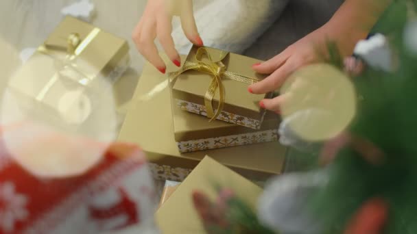 Concepto Regalos Navidad Las Manos Femeninas Desenvuelven Regalo Navidad Con — Vídeo de stock